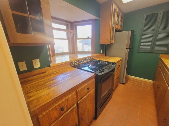 Building Photo - MIDTOWN 2/2.5 w/ Large Fenced Yard, Deck, Washer/Dryer, & Huge Bedrooms! Avail NOW for $1495/month!