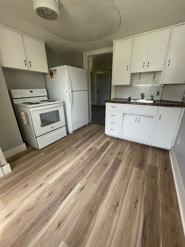 Building Photo - 2 Bedroom Home