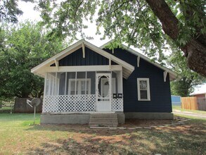 Building Photo - Cute Bungalow with a screened in front porch