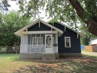 Building Photo - Cute Bungalow with a screened in front porch