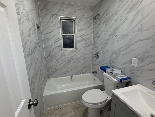 Building Photo - 733 Warwick St