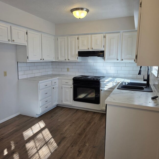 Building Photo - 3 Bedroom, 2 Bath, 2-Car Garage Home for Rent