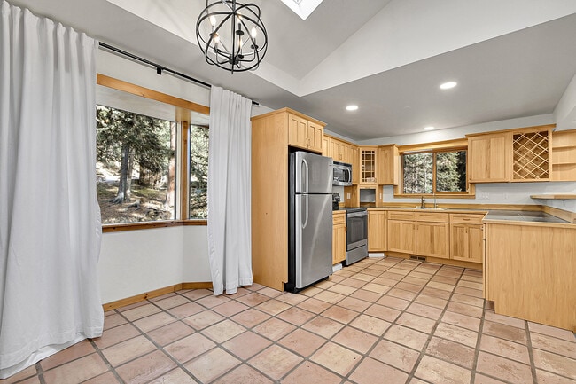 Building Photo - 28192 Shadow Mountain Dr