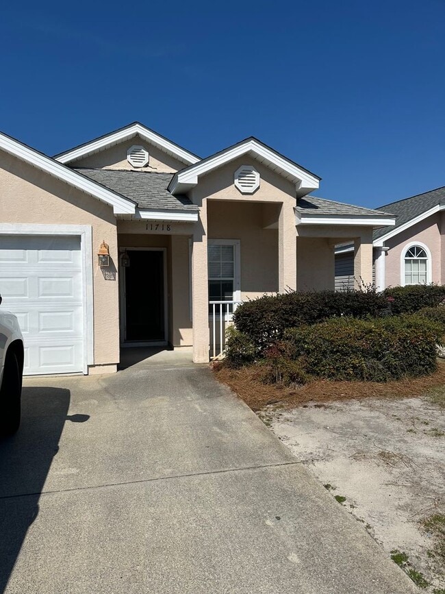 Building Photo - 3 Bed 2 Bath located in the Palm Cove Gated Community!