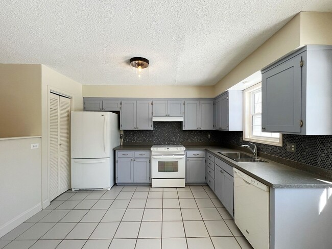 Building Photo - A Perfect Place to Call Home!!