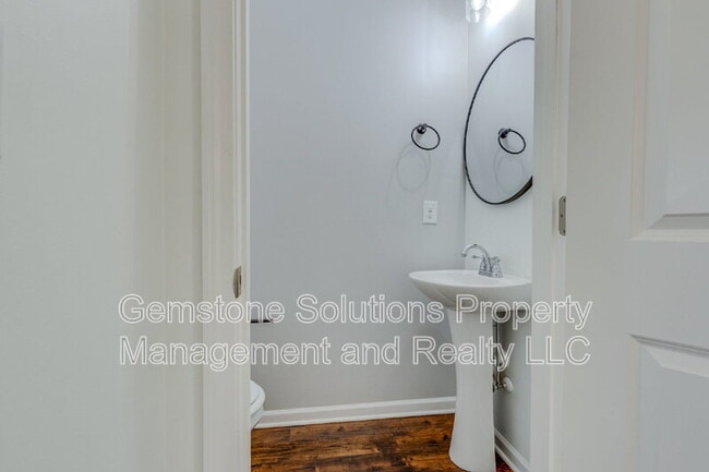 Building Photo - 304 Oldbury Ln