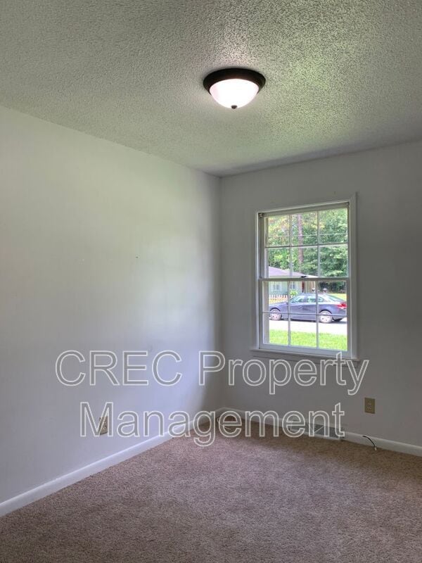 Building Photo - 205 Pinewood Dr