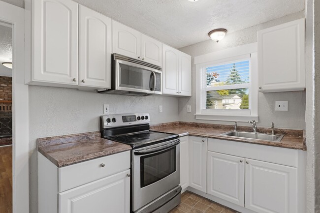 Building Photo - Charming Silverton Home Near Downtown