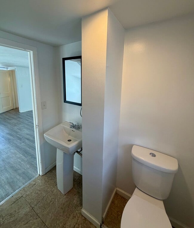 Building Photo - Spacious 3 bed/1.5 Bedroom House Close to Blackstone and Major Universities