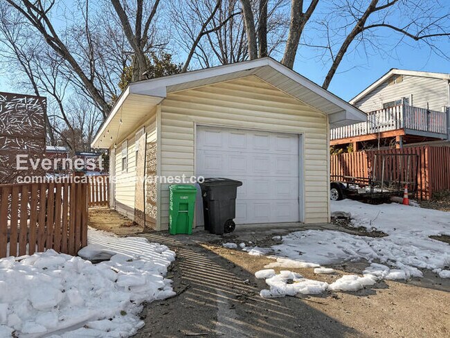 Building Photo - 8010 Carmel Dr