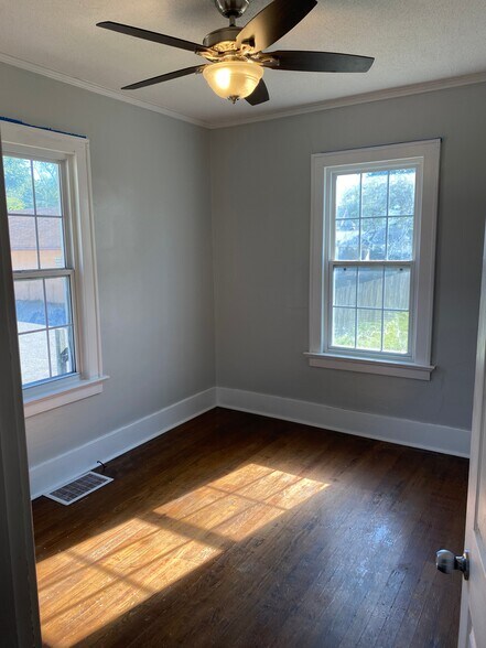 Building Photo - 208 NW End Blvd