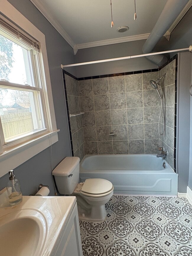 Building Photo - 645 Forest Ave