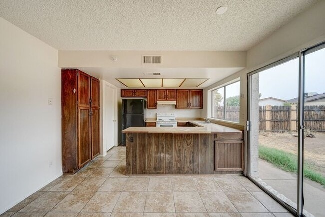 Building Photo - -$500 OFF FIRST MONTH RENT-READY TO VIEW NOW! 4 Bedroom 2 Bath Home in Phoenix!