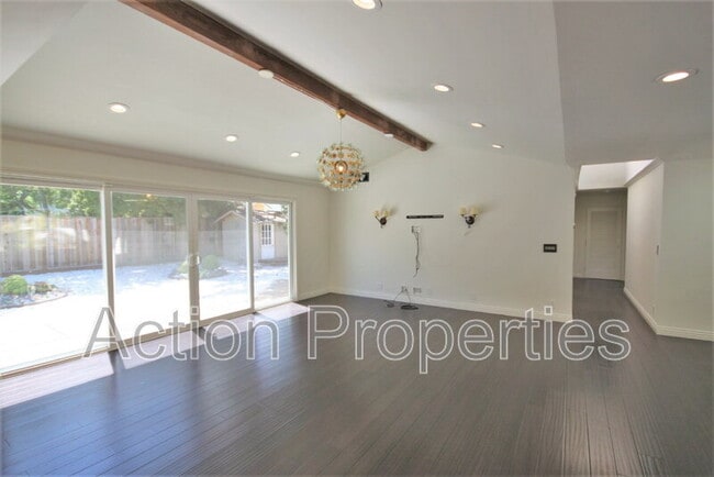 Building Photo - 1074 Highlands Cir