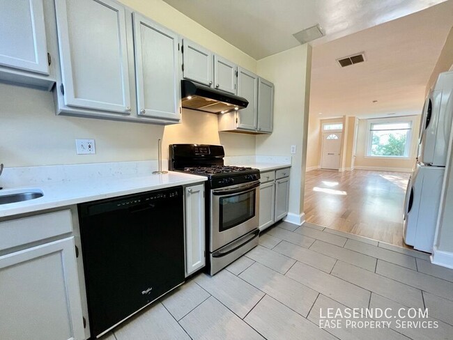 Building Photo - 2025 Flagler Pl NW
