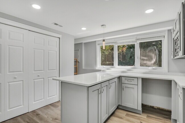 Building Photo - 107 E Burr Oak Dr