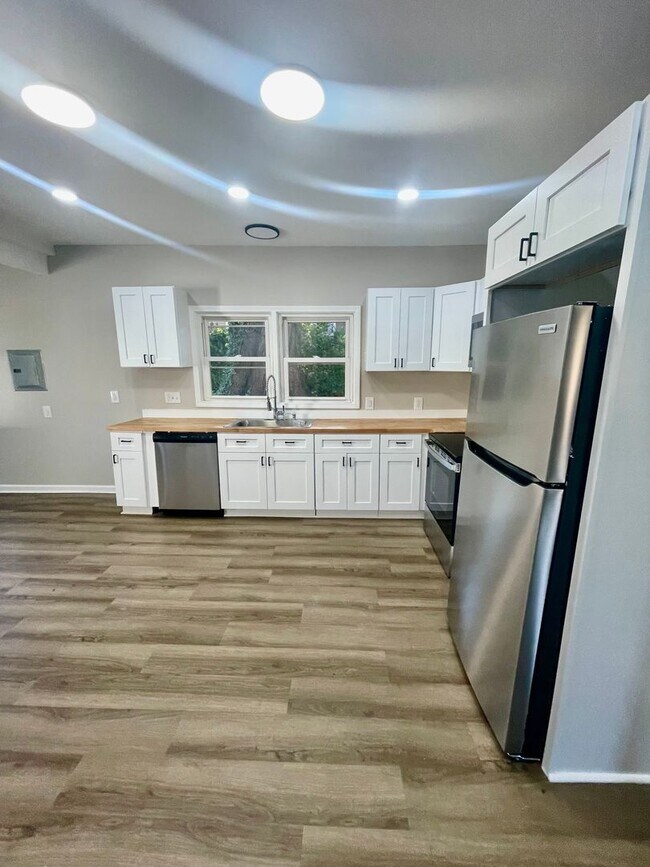 Building Photo - Welcome to this charming 3-bedroom, 1-bath...