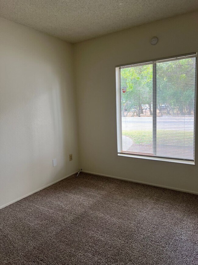 Building Photo - Darling 3 Bedroom House!!
