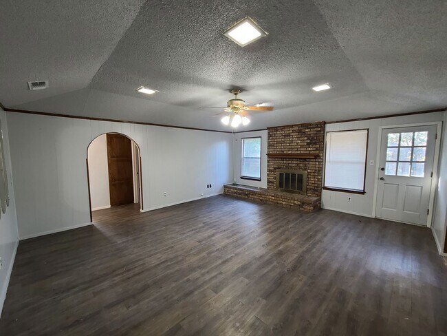 Building Photo - 4 bed 2 baths Coming soon!