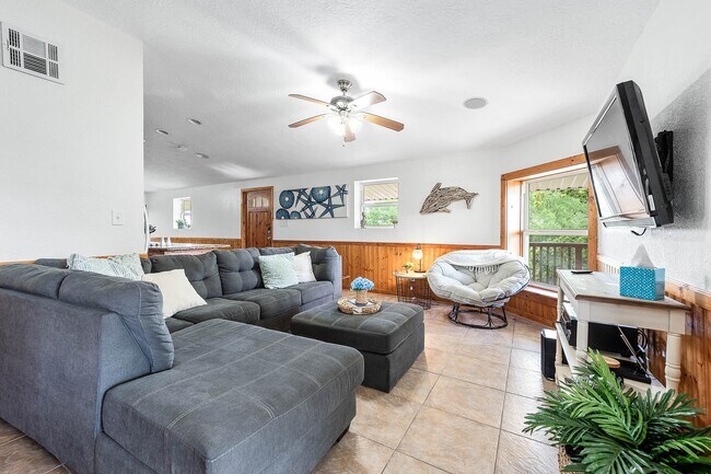 Building Photo - 302 Palm Dr