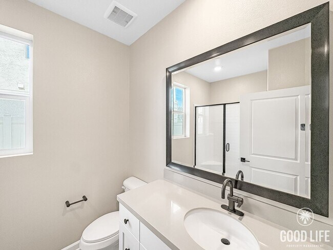 Building Photo - Never-Lived-In Modern 5BR Home with Private Backyard