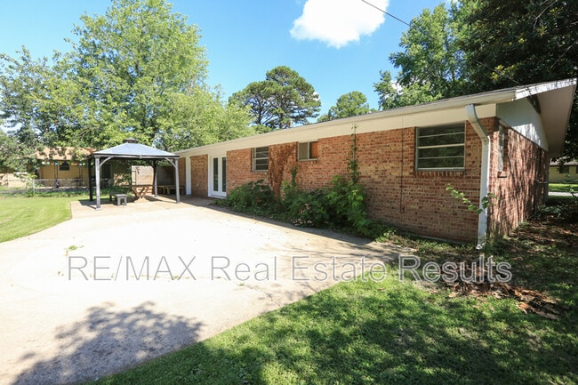 Building Photo - 1402 Lawrence Ave
