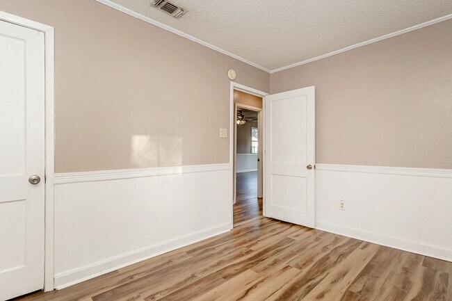 Building Photo - Cute 2 Bedroom Home