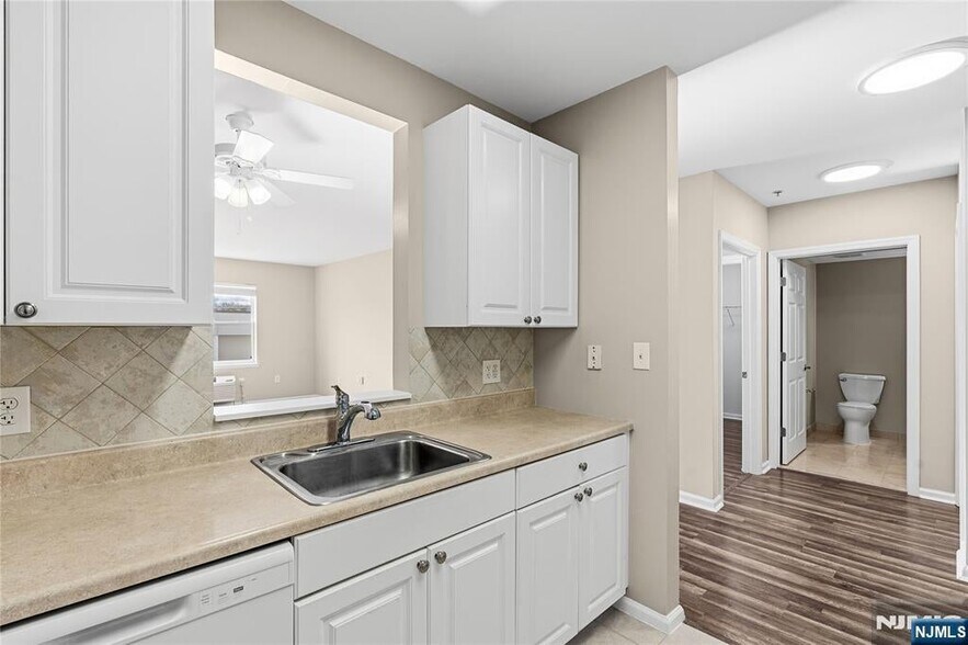 Building Photo - 905 River Rd