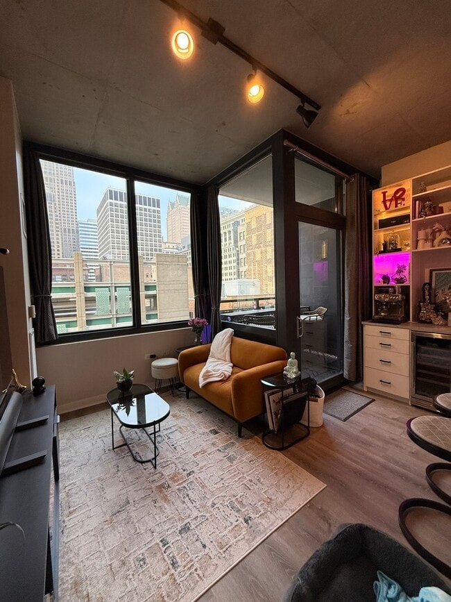 Building Photo - 235 W Van Buren St