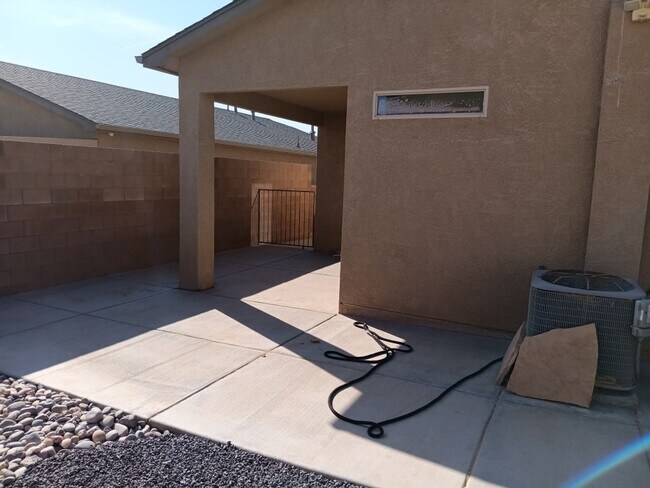 Building Photo - Spacious 4-bedroom, 2-bathroom home! Showi...