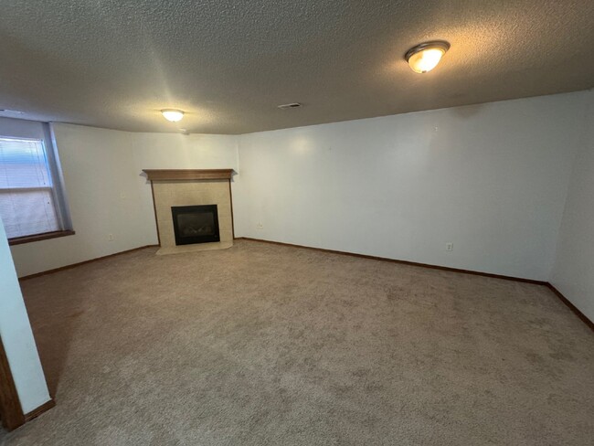 Building Photo - "Charming 2-Bed, 2-Bath Gem with Spacious ...