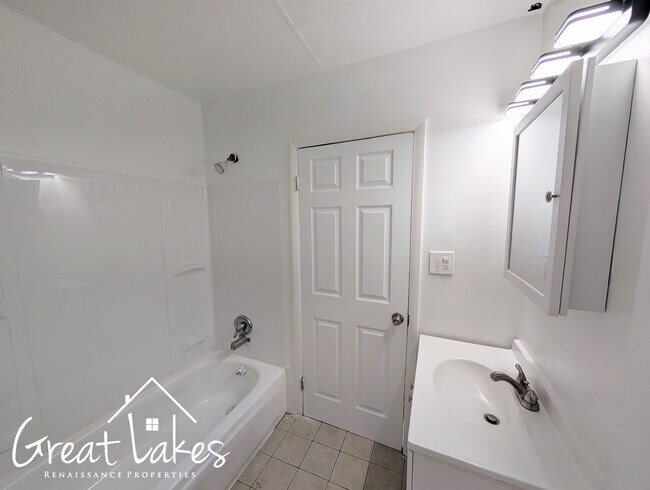 Building Photo - 1563 Waterman St