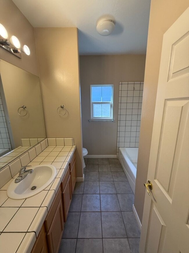 Building Photo - Spacious 5-Bedroom, 2-Bathroom Home in Southwest Bakersfield