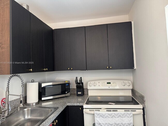 Building Photo - 1301 Grouper Dr