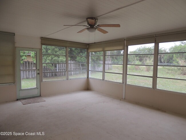 Building Photo - 2049 Ixora Dr W