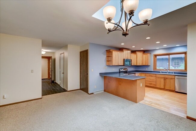 Building Photo - Parkwood Hills – Spacious 4 Bedroom, 3 Bat...