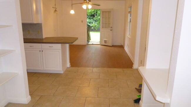 Building Photo - Fantastic cottage in SoCo