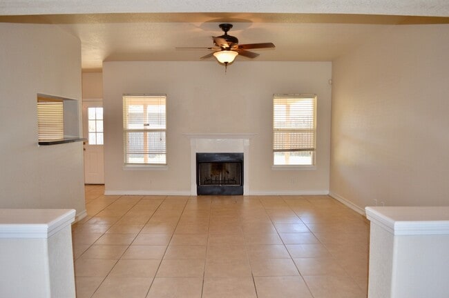 Building Photo - Rare custom stucc home 3 bed 2 bath