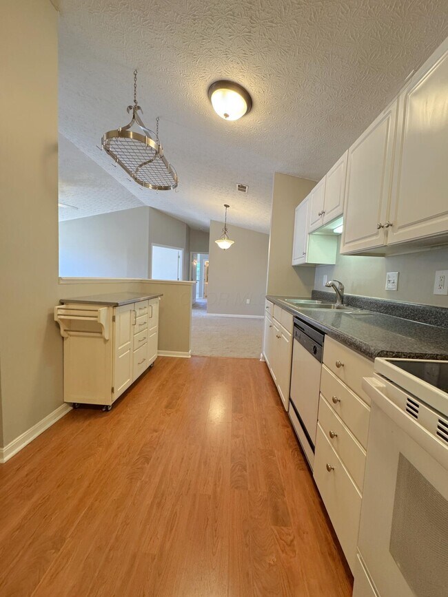 Building Photo - 6829 Meadow Creek Dr