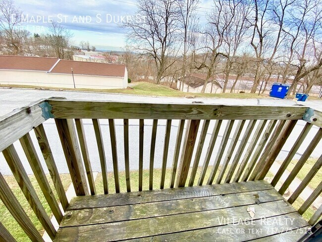 Building Photo - 461 E Maple St