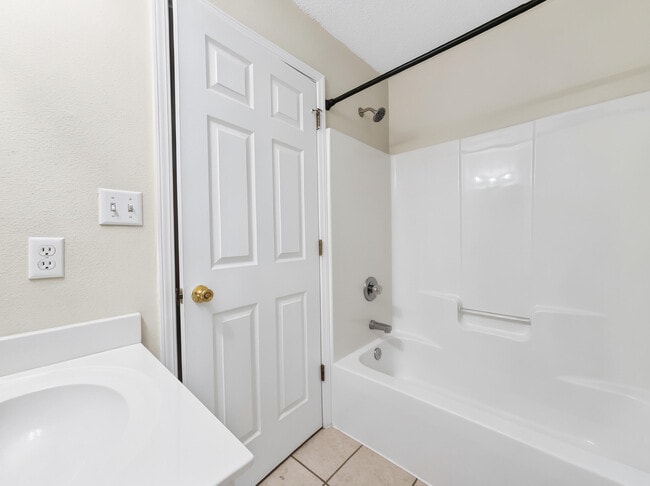 Building Photo - 977 Scenic Oak Ln