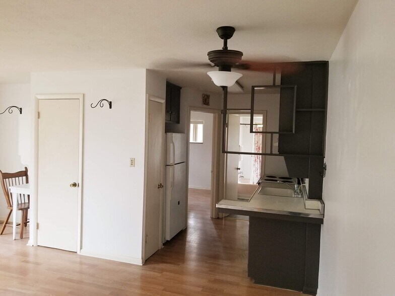 Building Photo - Kamms Premiere Apartments