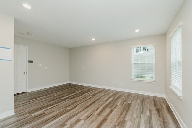 Building Photo - Beautiful Townhome in Carmel