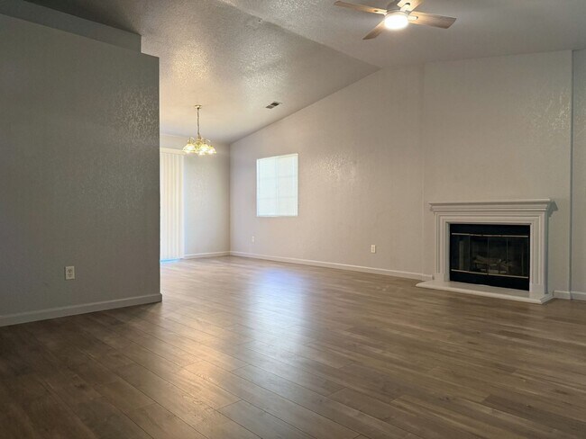 Building Photo - 4/2 with open floor plan Available NOW!!