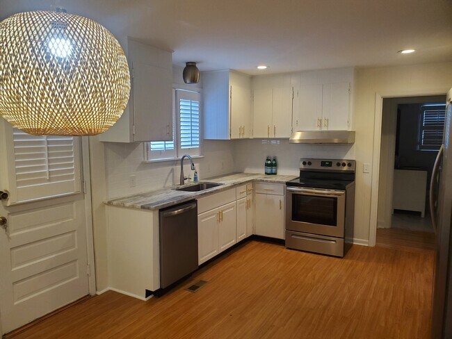 Building Photo - 108 Warren Rd