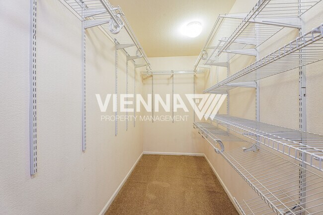 Building Photo - Spacious 4 Bedroom Home in Desirable Neighborhood
