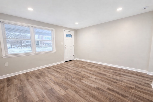 Building Photo - Charming Updated 2BR Rowhome with Modern Kitchen & Washer/Dryer