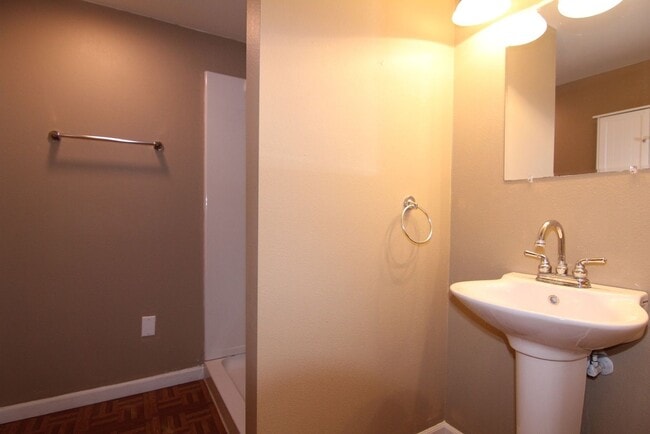 Building Photo - Beautifully Renovated Large 4 bedroom Dupl...