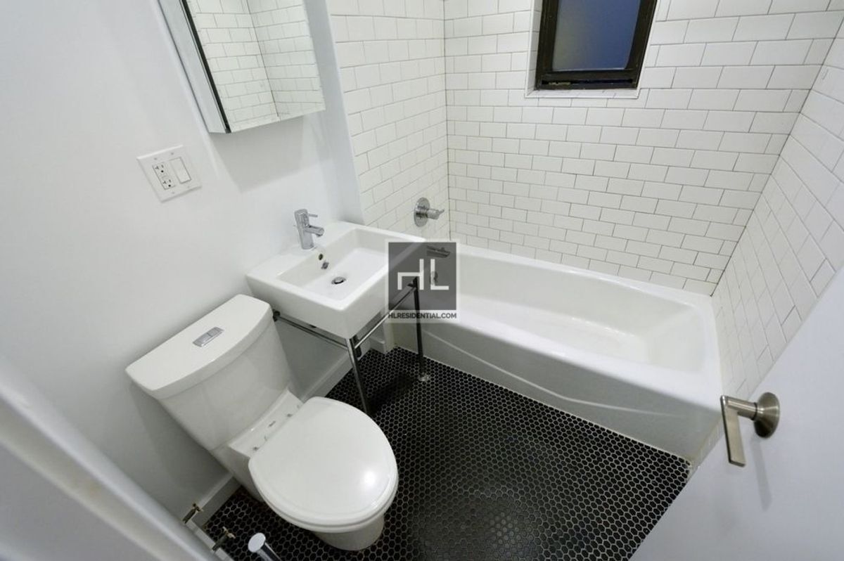 Building Photo - LEROY ST.