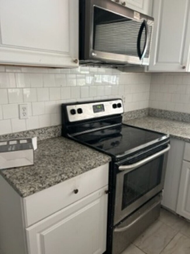 Building Photo - Large  3 bedroom, 2 bath pool home.